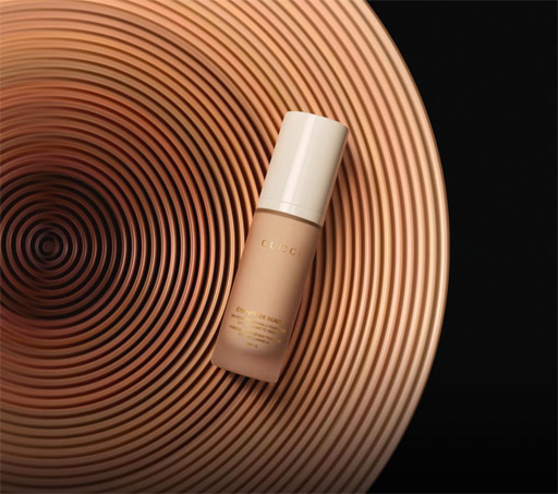 Imagen de base de maquillaje en una espiral de maquillaje de le marca GUCCI 