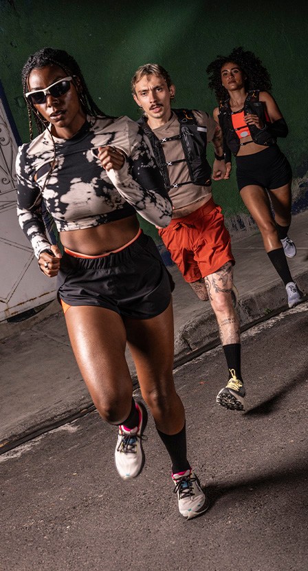 imagen de 3 mujeres corriendo de la marca MERRELL