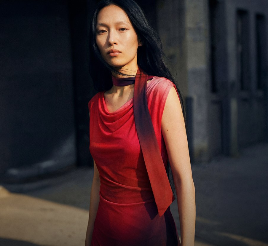 imagen de mujer con vestido rojo de la marca DESIGUAL