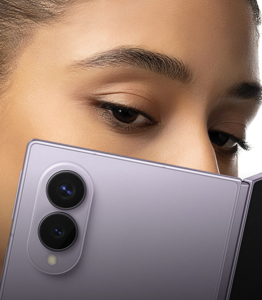 Imagen de mujer con celular morado de la marca SAMSUNG