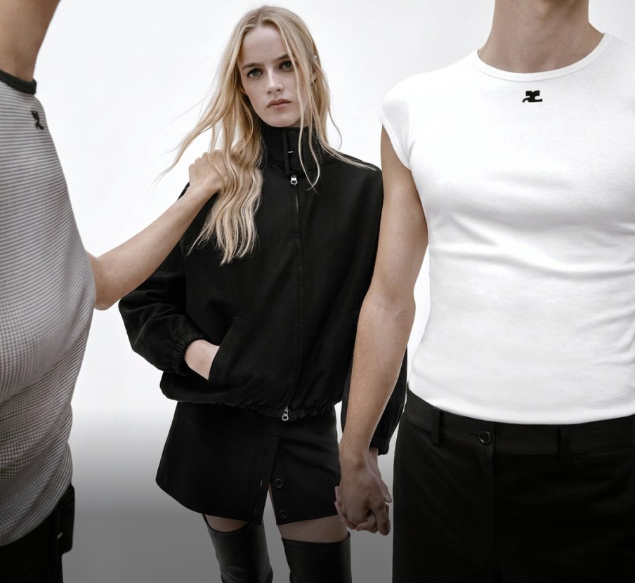 imagen de mujer con chamarra negra de la marca COURRÈGES
