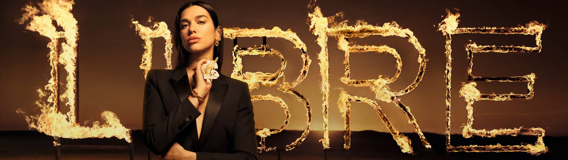 Imagen de la cantante Dualip, detras de ella la palabra LIBRE en llamas. YVES-SAINT-LAURENT