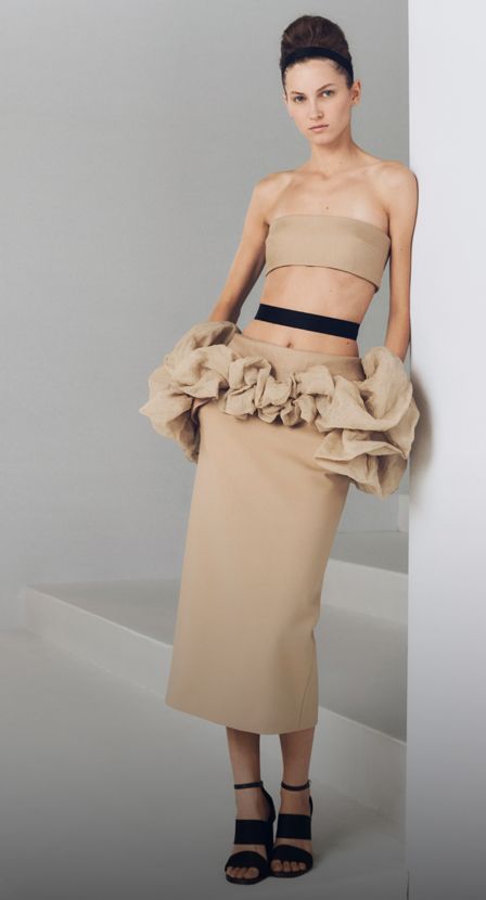 Imagen de mujer con top y falda de color beige de la marca MAX MARA