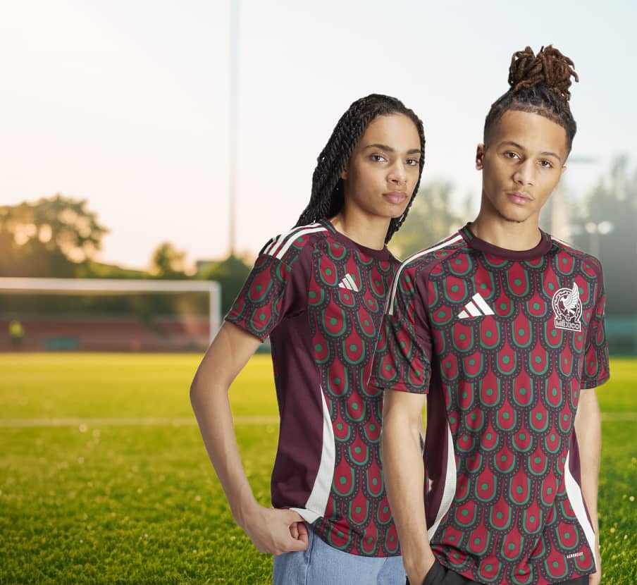 Imagen de mujer y hombre con jersey de mexico en tonos rojos y negros, PLP Deportes