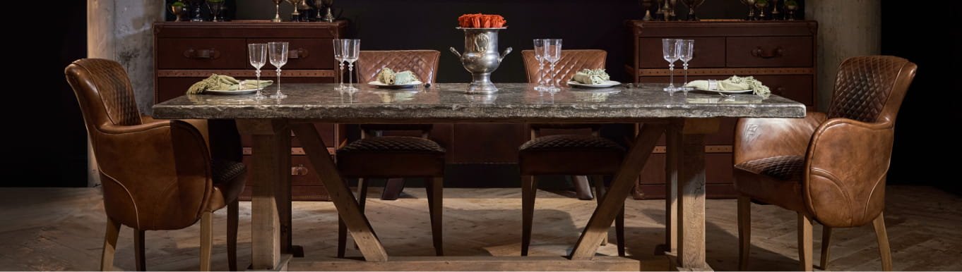 imagen de mesa y sillas cafes de la marca TIMOTHY-OULTON