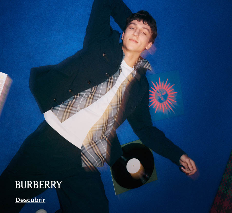 hombre con ropa azul y playera blanca  de la marca BURBERRY