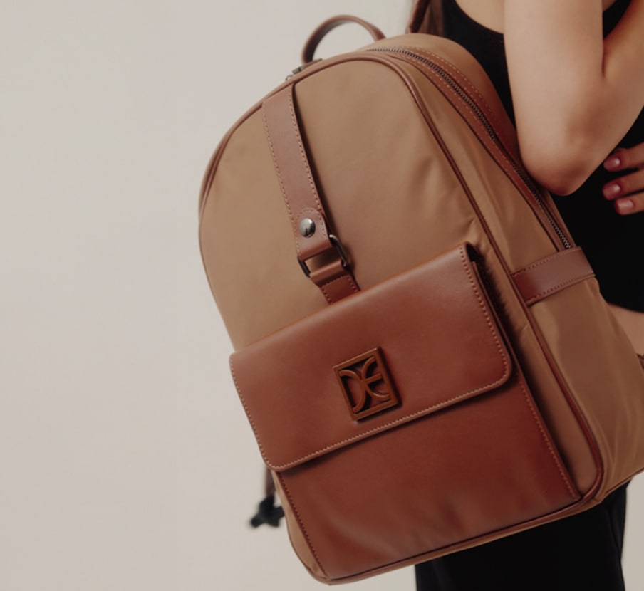Mujer con mochila colorcafe de la marca CLOE