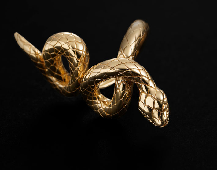 Imagen de un anillo color dorado, con forma de serpiente. ARISTOCRAZY