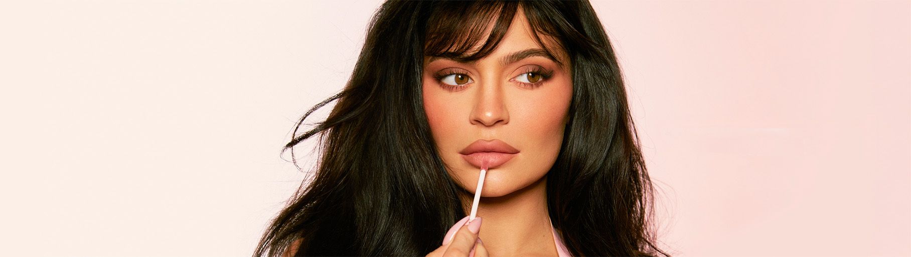 imagen de mujer aplicandose labial liquido de la marca KYLIE COSMETICS
