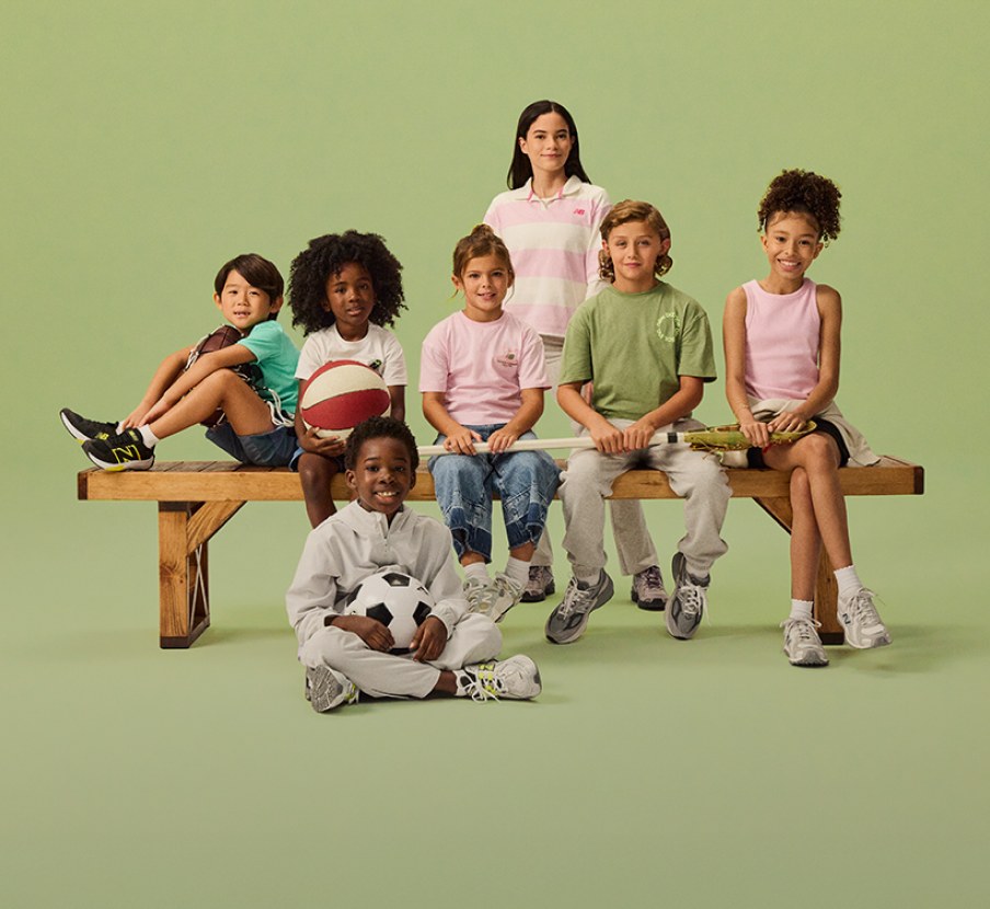 imagen de niños con productos de la marca NEW BALANCE