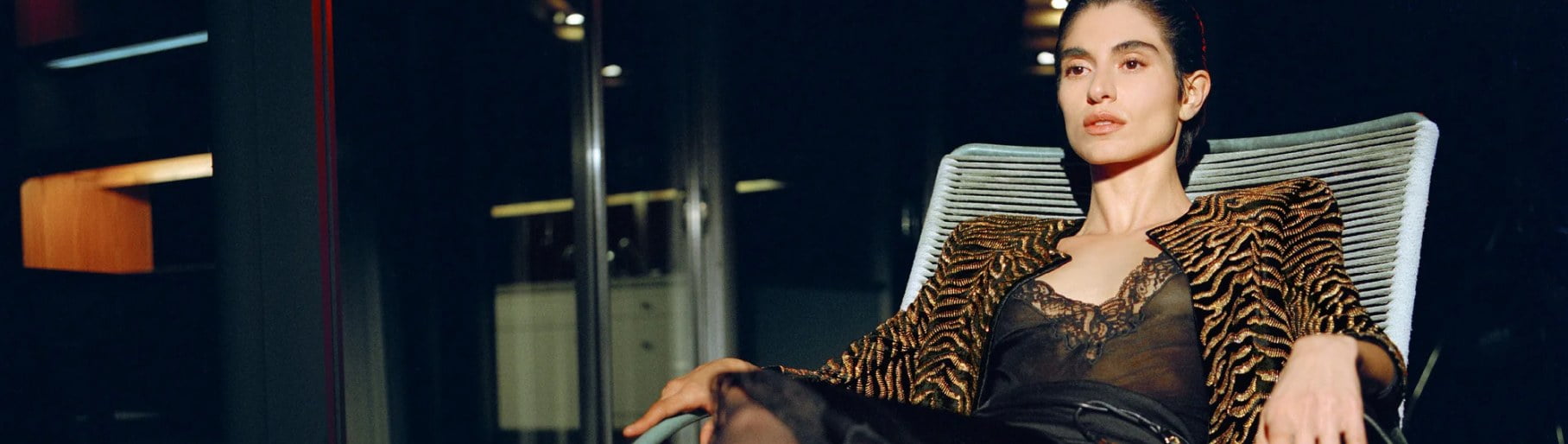 imagen de mujer con saco de tigre animal print de la marca BALMAIN 