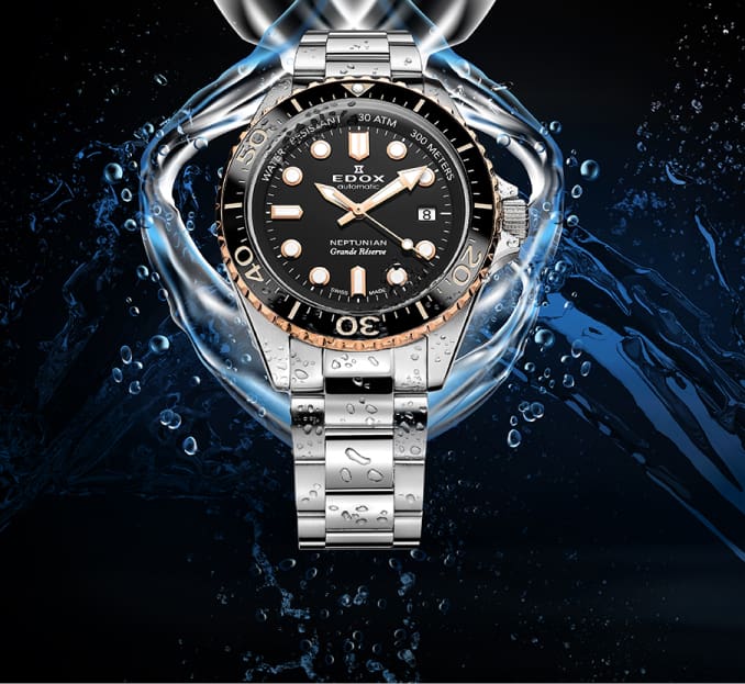 Imagen de reloj plateado con caratula negra y detalles blancos, EDOX
