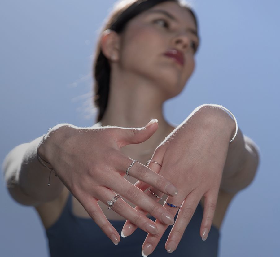 imagen de mujer con anillos de la marca EUGENIA