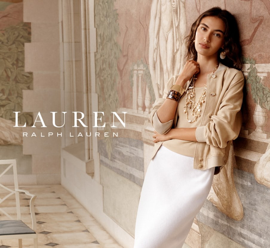 imagen de una mujer con blusa morada sueter cafe y pantalon color gris POLO RALPH LAUREN
