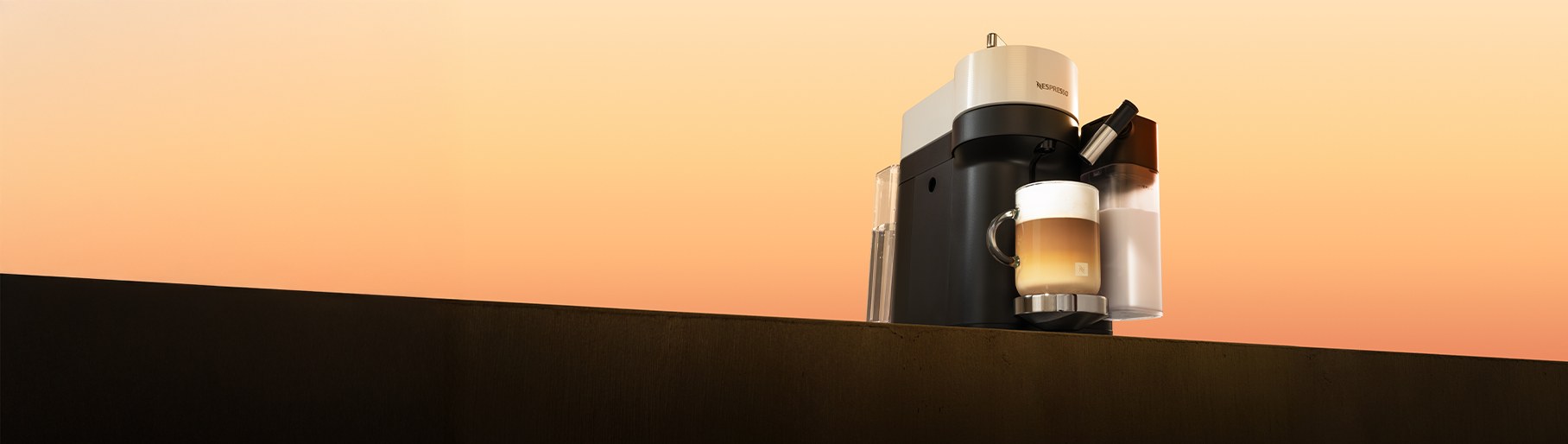 Imagen de cafetera negra con blanco, NESPRESSO