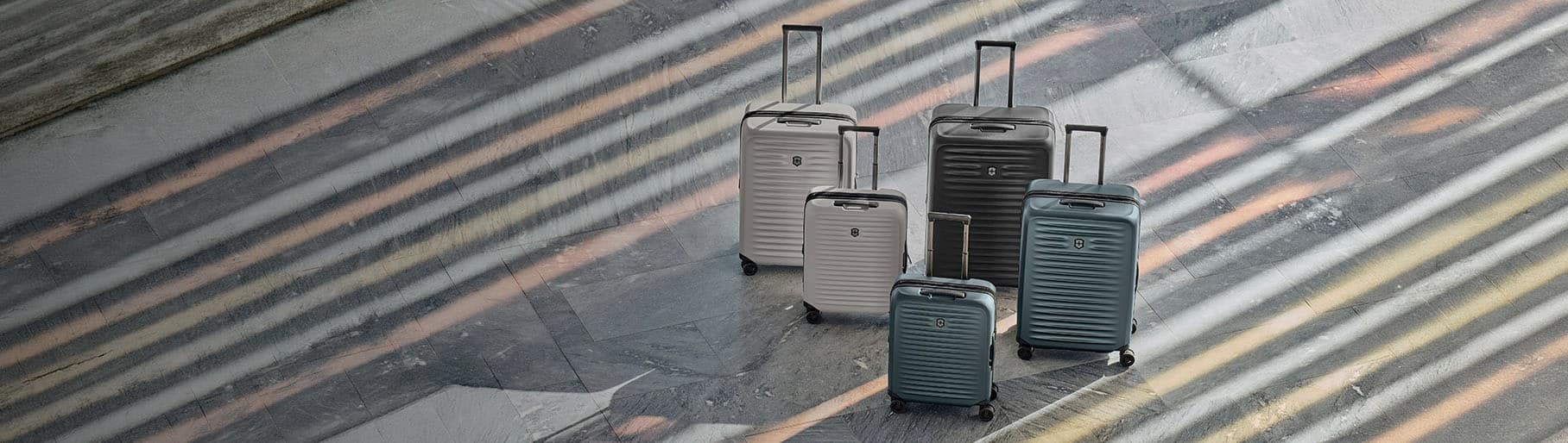 imagen de maletas de diferentes tamaño y color de la marca VICTORINOX