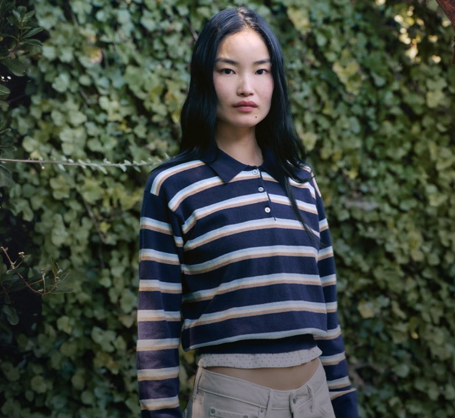 imagen de mujer con blusa de rayas de la marca LEVI's