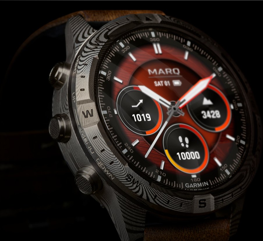imagen de reloj negro con detalles y caratula rojos de la marca GARMIN 