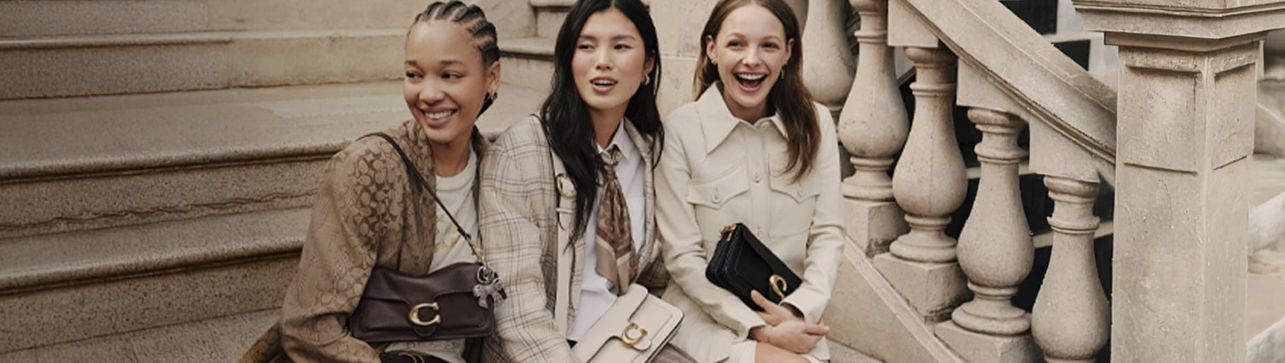 imagen de tres mujeres con carteras de cafe, blanca y negra de la marca COACH