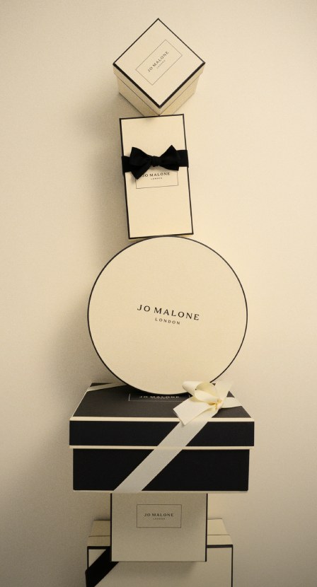 imagen de cajas de regalo blancas con negro
