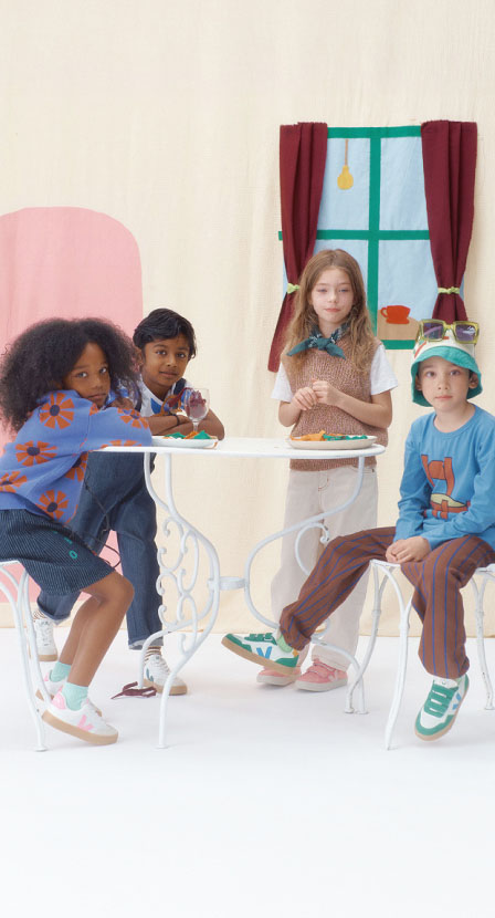 imagen de niños con tenis de la marca VEJA