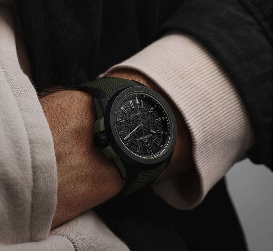 imagen de reloj negro de la marca NORQAIN