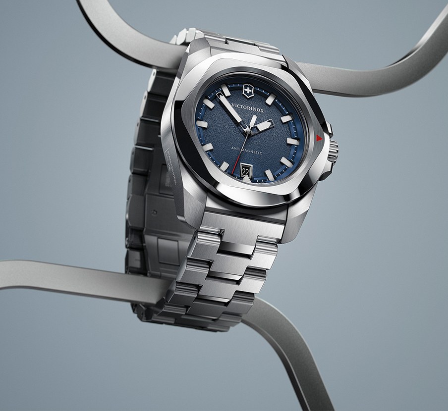 reloj cafe con caratula negra, victorinox