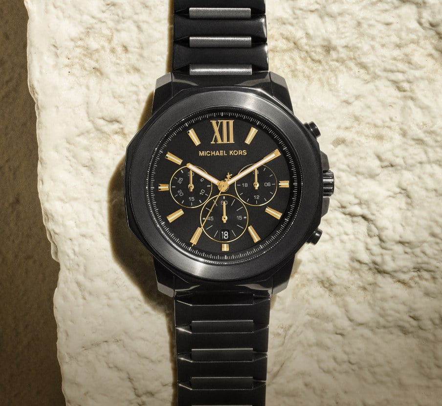 imagen de reloj negro con detalles dorados de la marca MICHAEL KORS