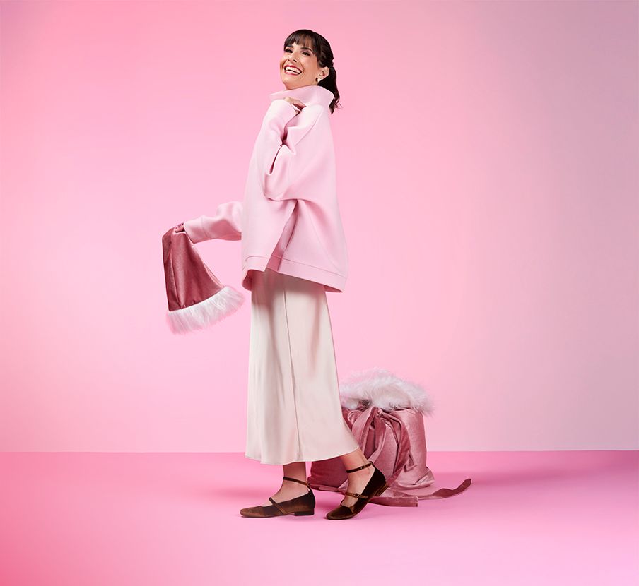 Imagen de mujer con ropa rosa de la marca WESTIES