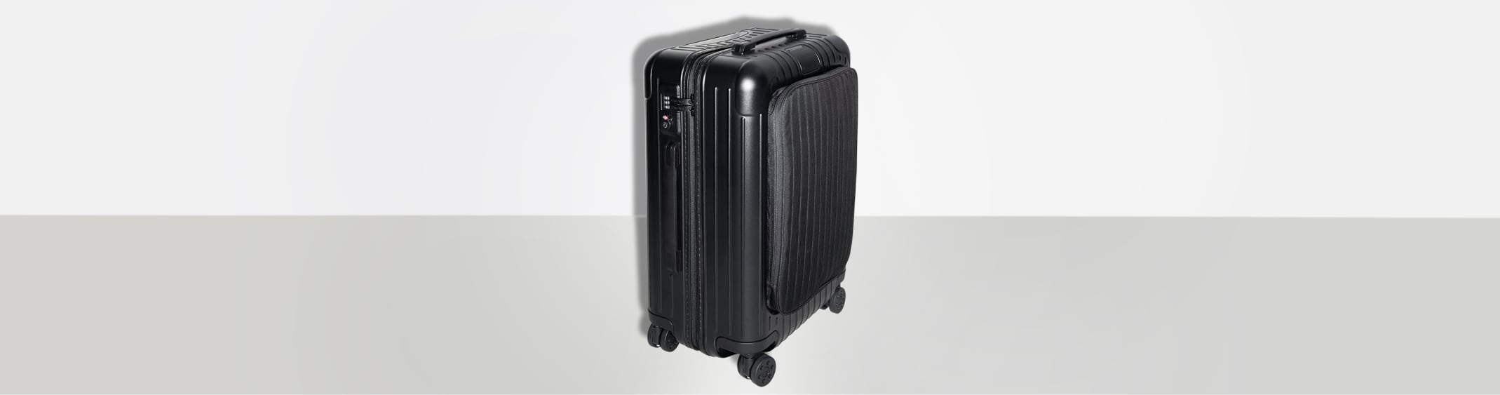 Imagen de una maleta rígida de la marca RIMOWA color negra ,  ROMOWA