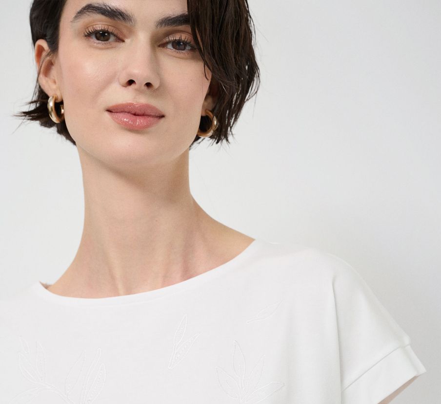 imagen de mujer con blusa blanca de la marca ROBERTOVERINO