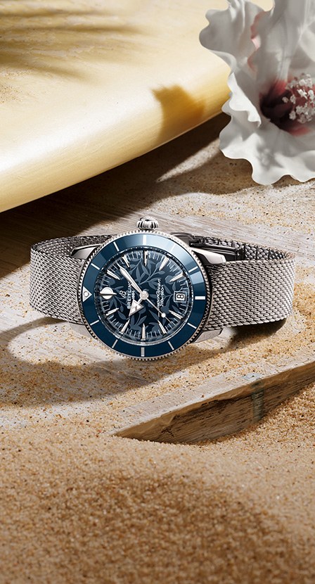imagen de reloj plateado con caratula azul de la marca BREITLING