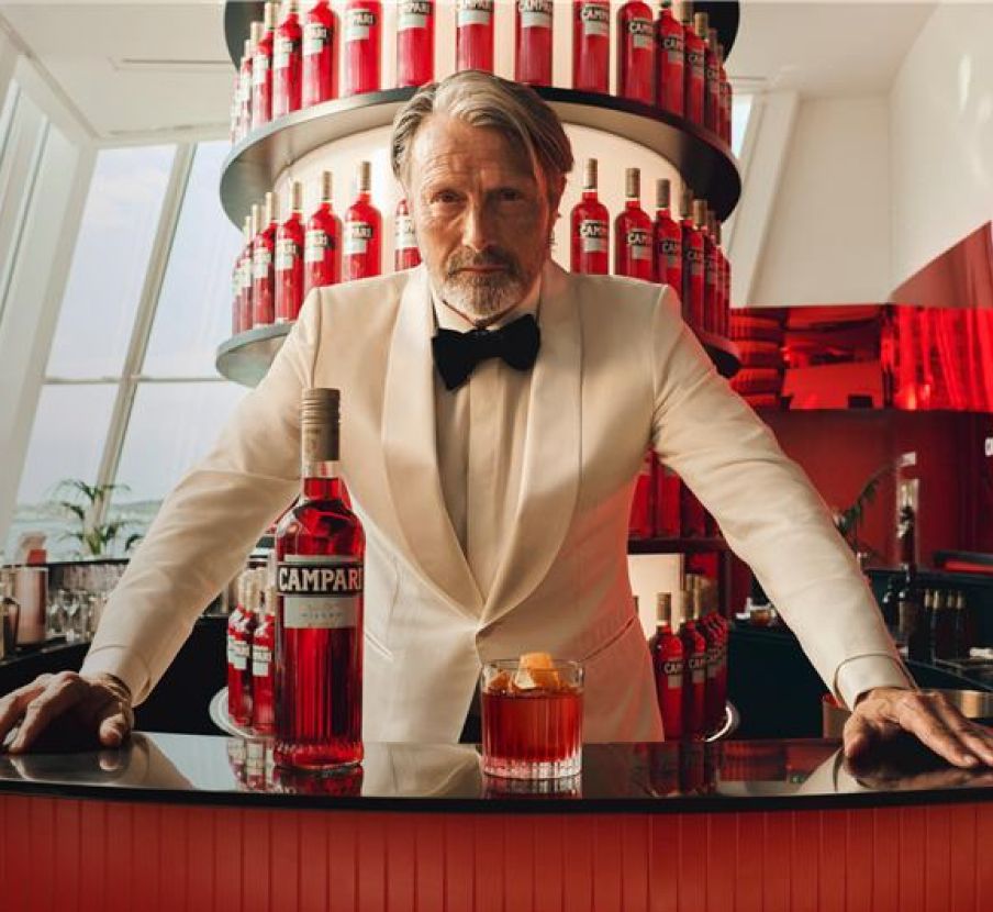 imagen de cantina y botella de CAMPARI
