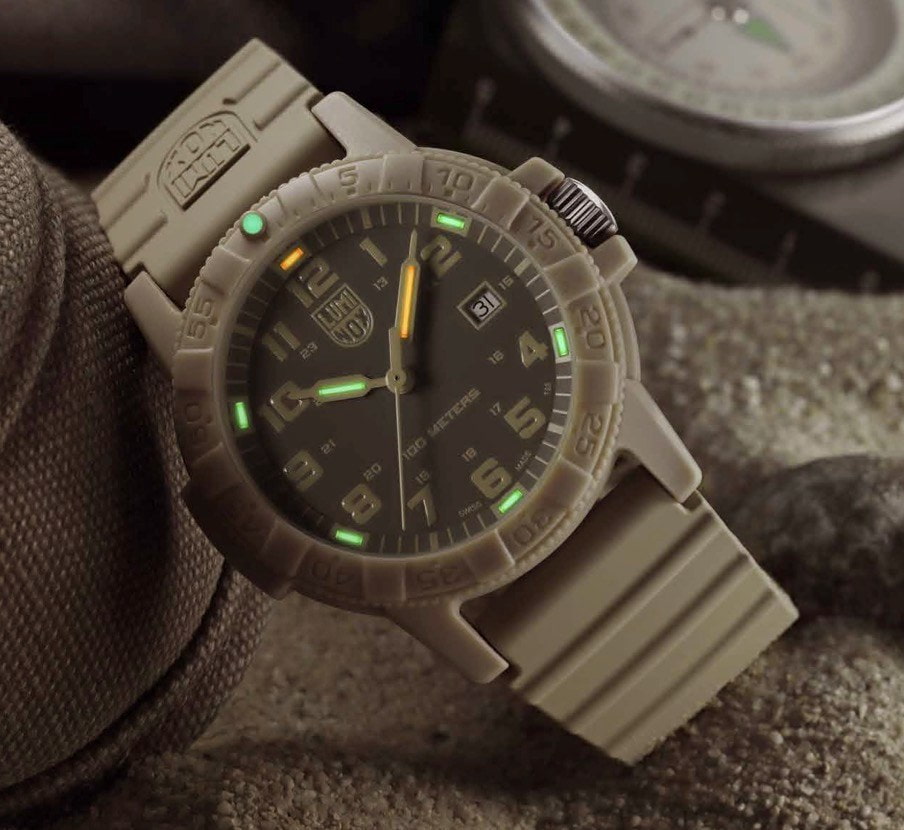 imagen de reloj color gris con caratula negra, luminox