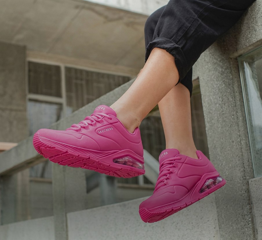 imagen de los pies de una niña usando tenis color rosa