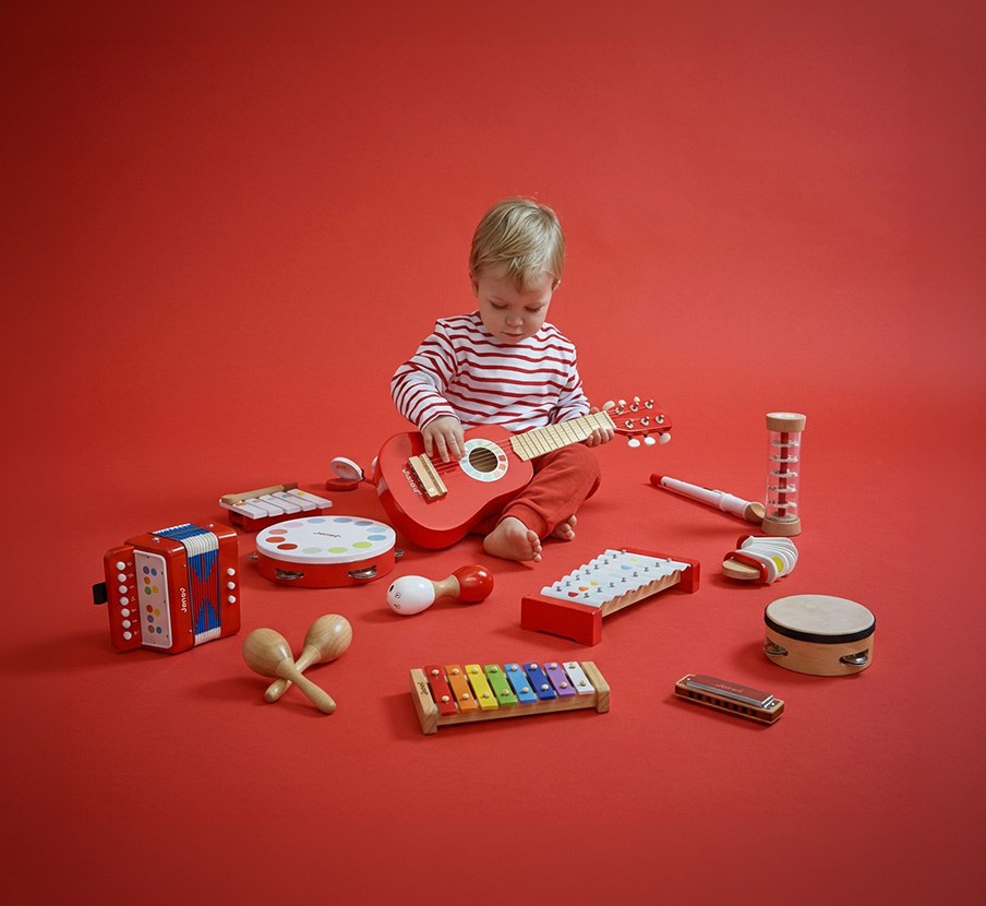 imagen de un bebe junto a varios juguetes didacticos de la marca JANOD