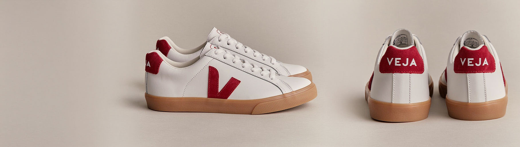 imagen de tenis blancos con rojo y suela de goma clasicos de la marca VEJA