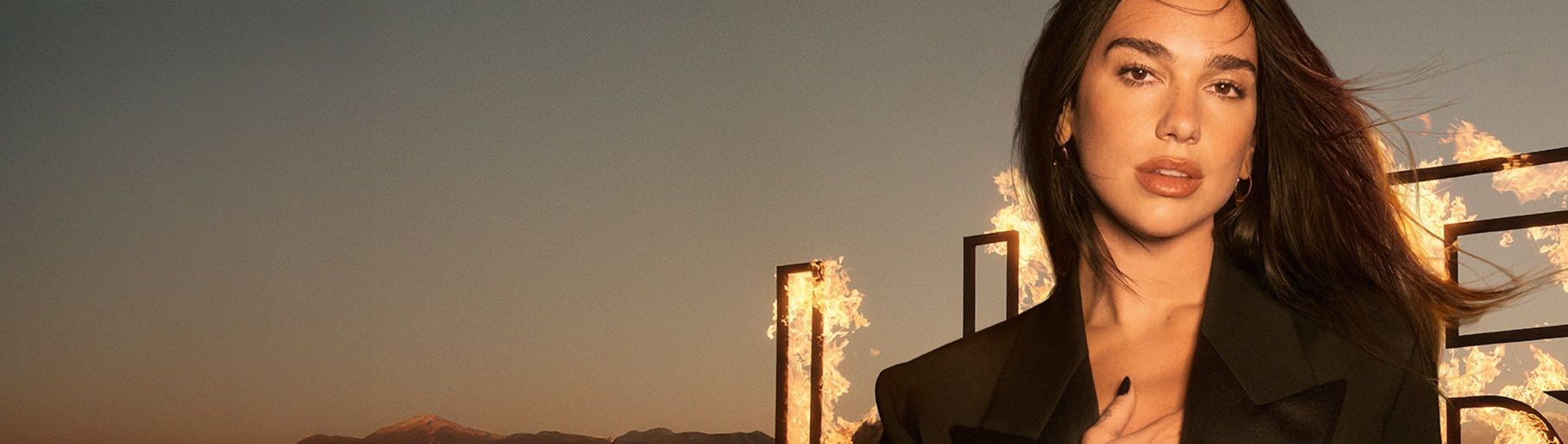 Imagen de mujer con en llamas a su espalda. YVES SAINT LAURENT