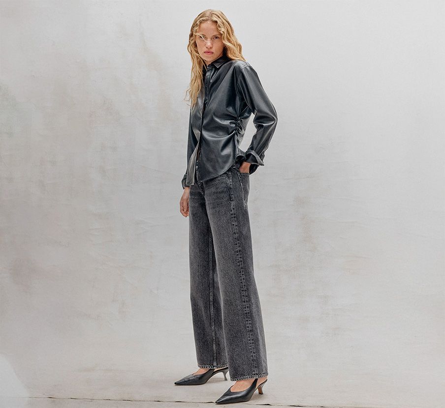 imagen de mujer con ropa gris de la marca RAG & BONE