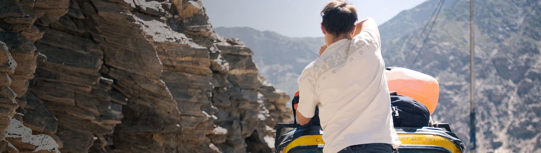 imagen de hombre con camisa blanca de la marca NAPAPIJIRI