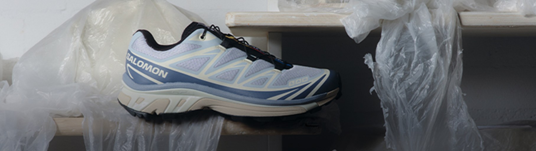imagen de teni blanco con azul de la marca SALOMON 