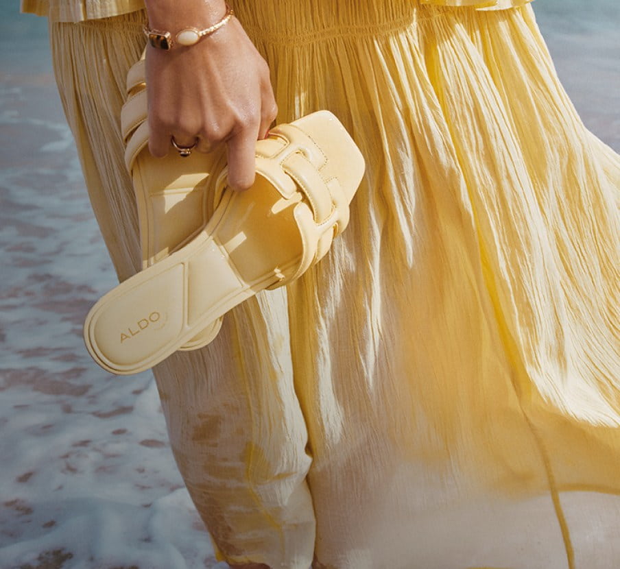 imagen de sandalias amarillas de la marca SANDALIAS PLANAS