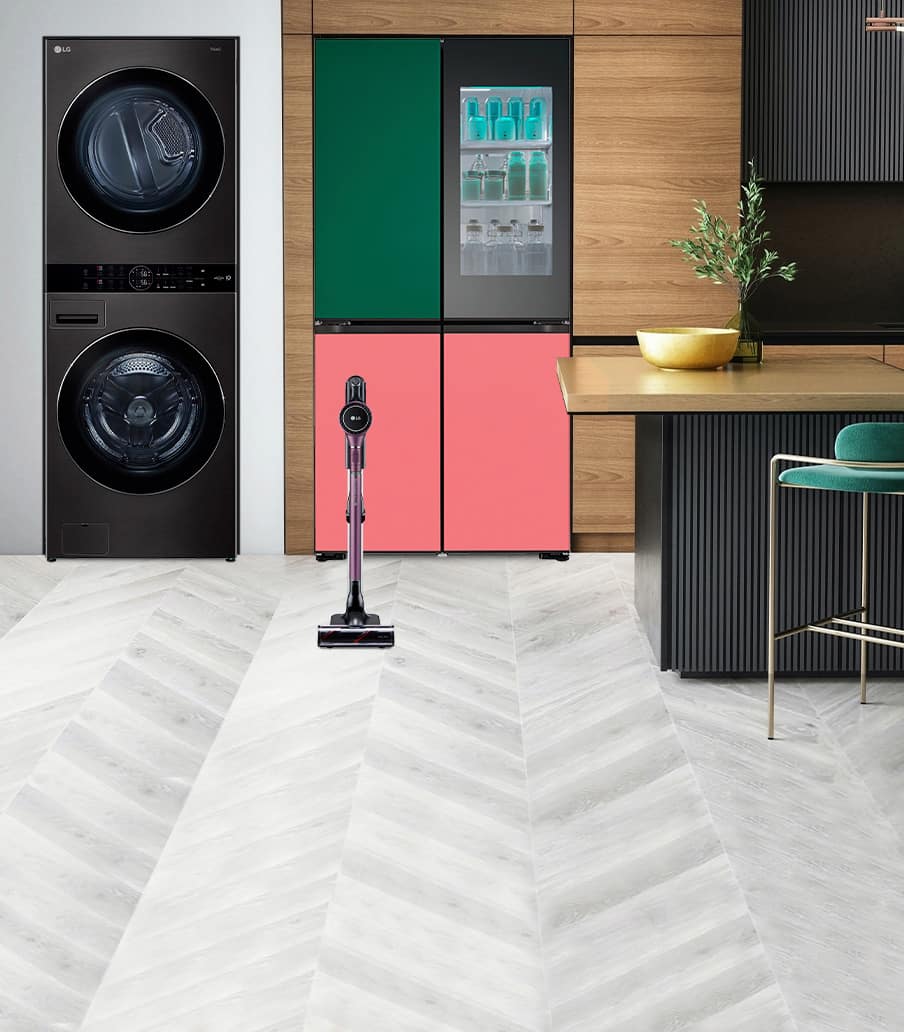 imagen de cocina integral con refrigerador verde con rosa y lavadora con secadora negros, LG