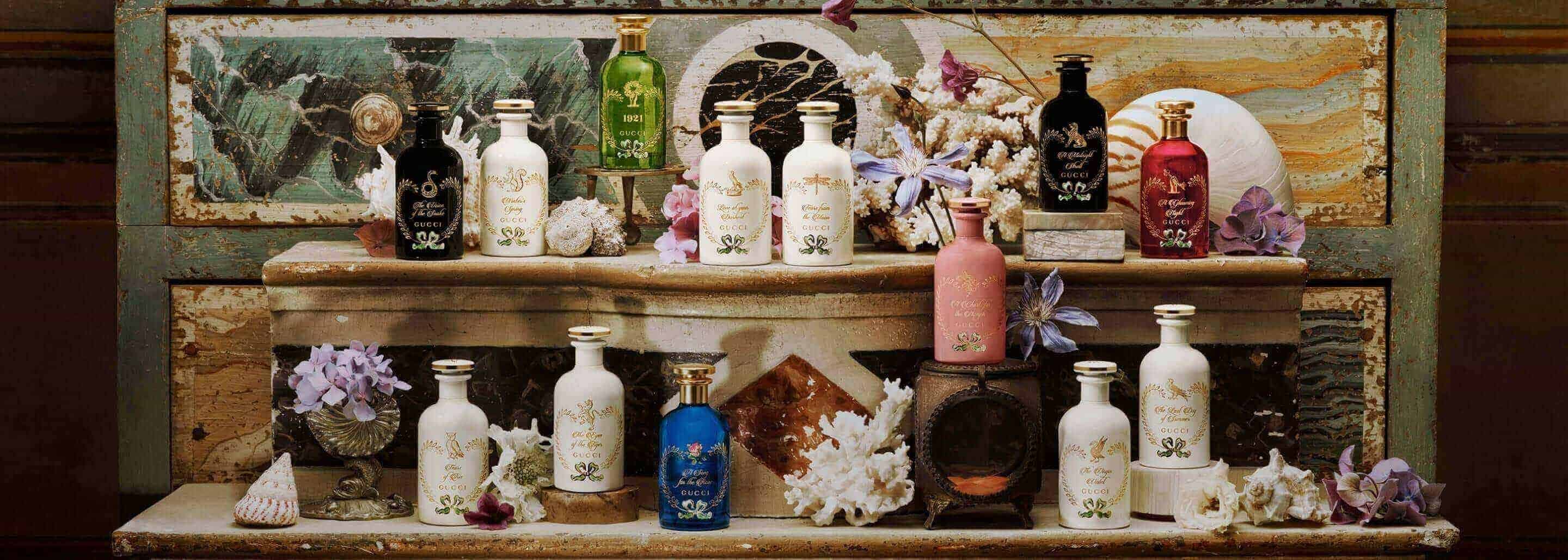 Imagen de un estante de madera en la cual hay varios productos de la marca GUCCI de la colección the alchemist garden