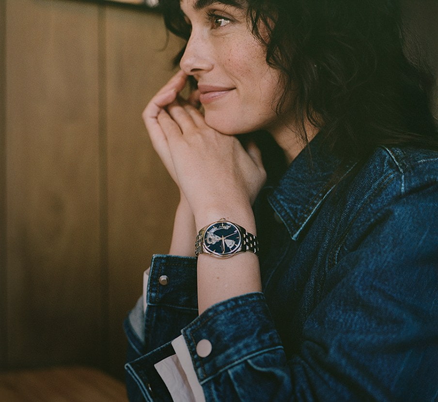 imagen de mujer con reloj negro. HAMILTON