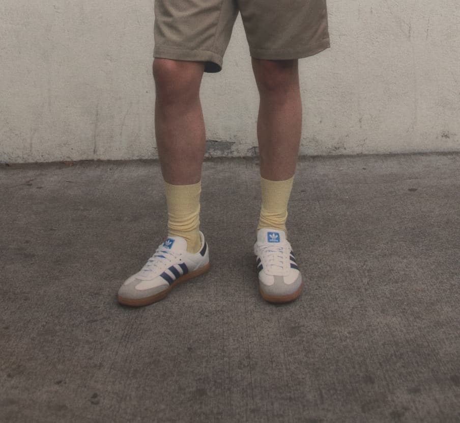 imagen de hombre con tenis  blancos y  calcetines amarillos, ADIDAS