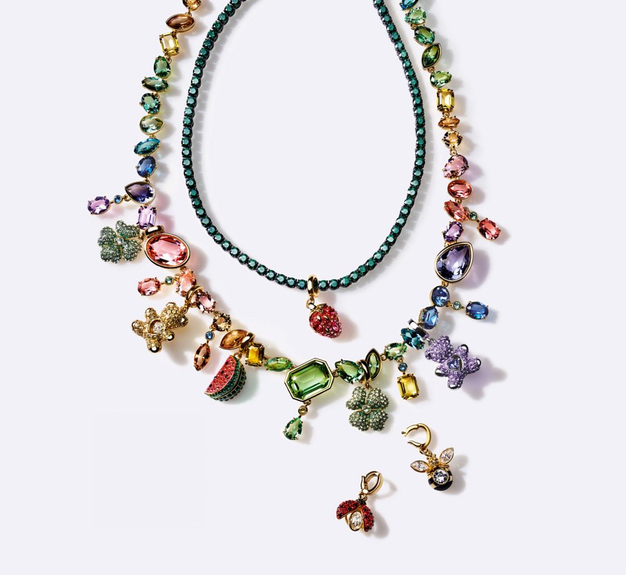 Imagen de collar con pedreria de colores de la marca SWAROVSKI