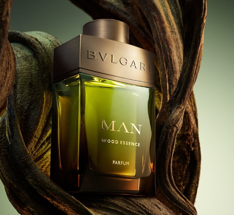 botella de locion verde con cobre de la marca BVLGARI