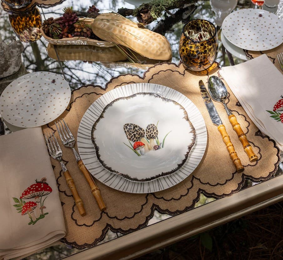 imagen de un mantel cafe y un plato blanco con decoracion de la marca ZASH