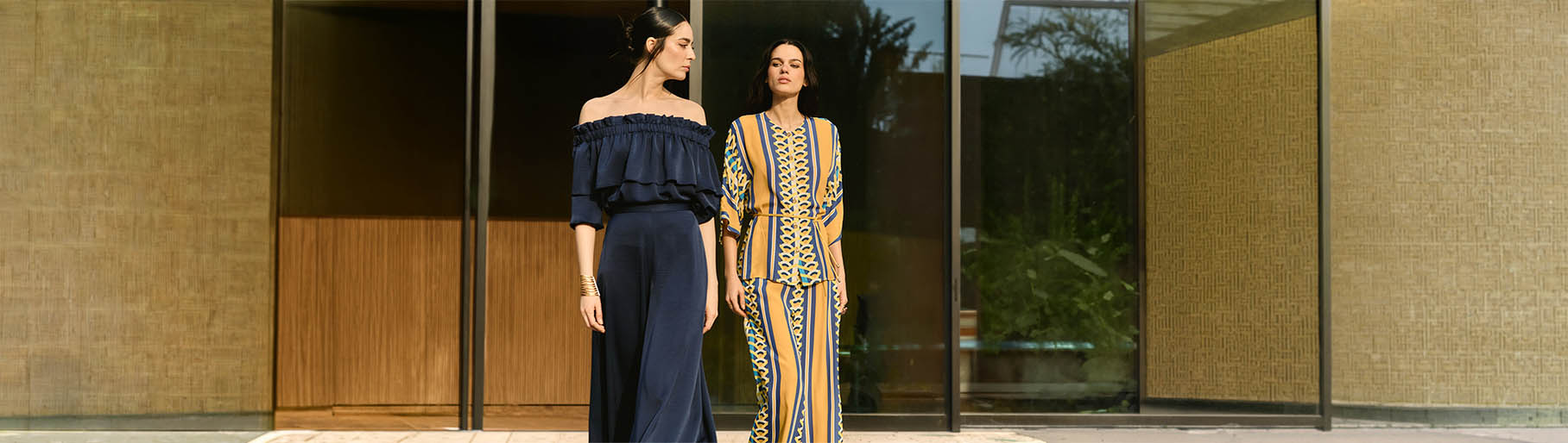 imagen de dos mujeres con ropa azul con tonos amarillos de la marca DHIERRO